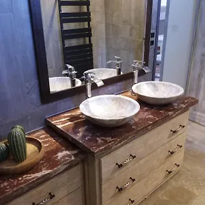 https://chambre-pour-2-personnes-avec-salle-de-bain-privee.fr-provencehotel.com